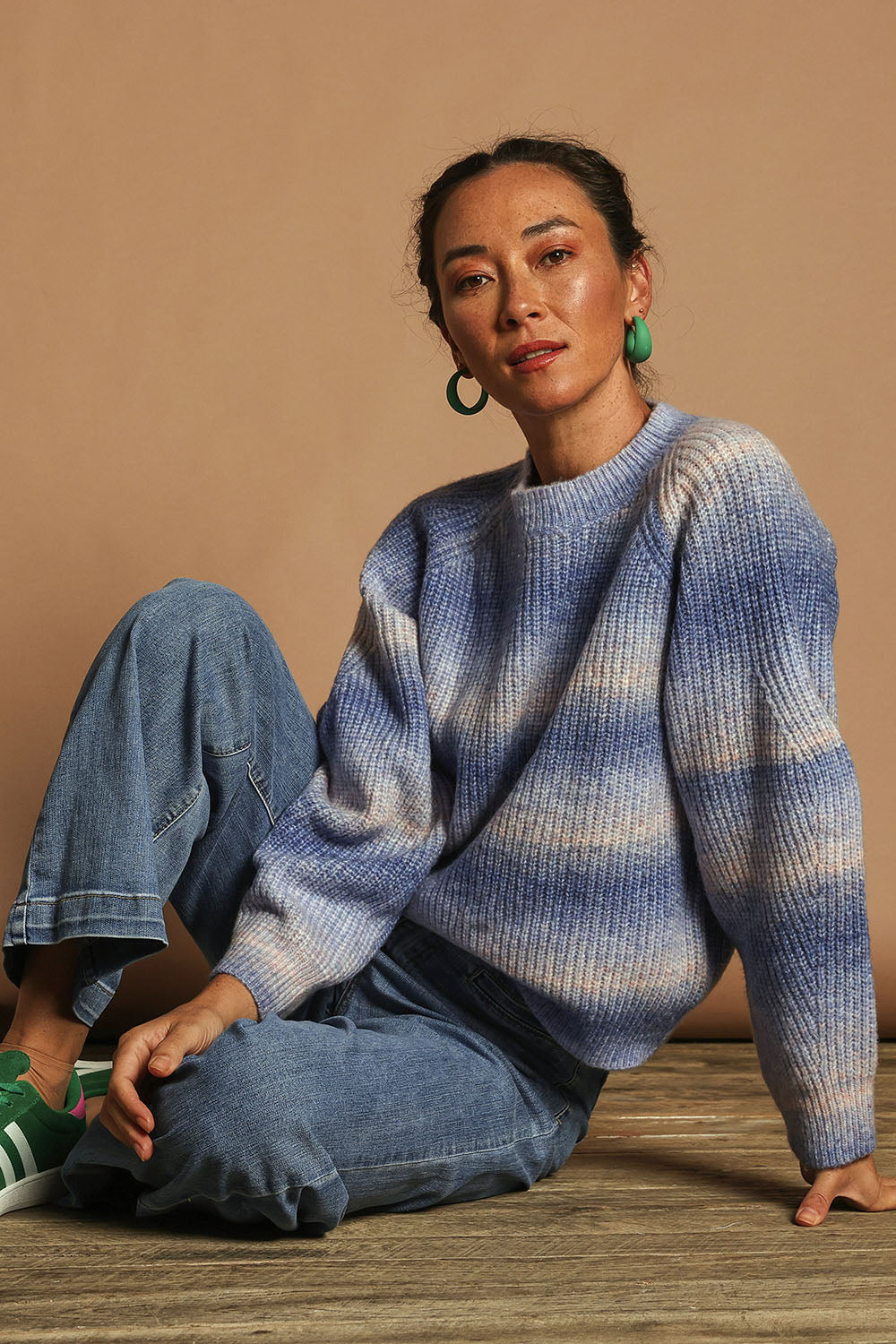 Model Katie wearing size S of the Space Dyed Yarn Crewneck Sweater in colour Dusk (Blue), from the front, showing the whole outfit