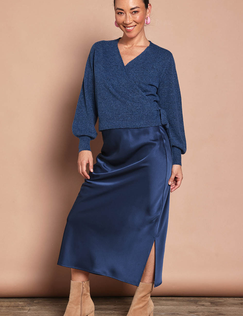 Model Katie wearing size S of the Wrap Knit Sweater in colour Dustyblue (Blue), from the front, showing the whole outfit