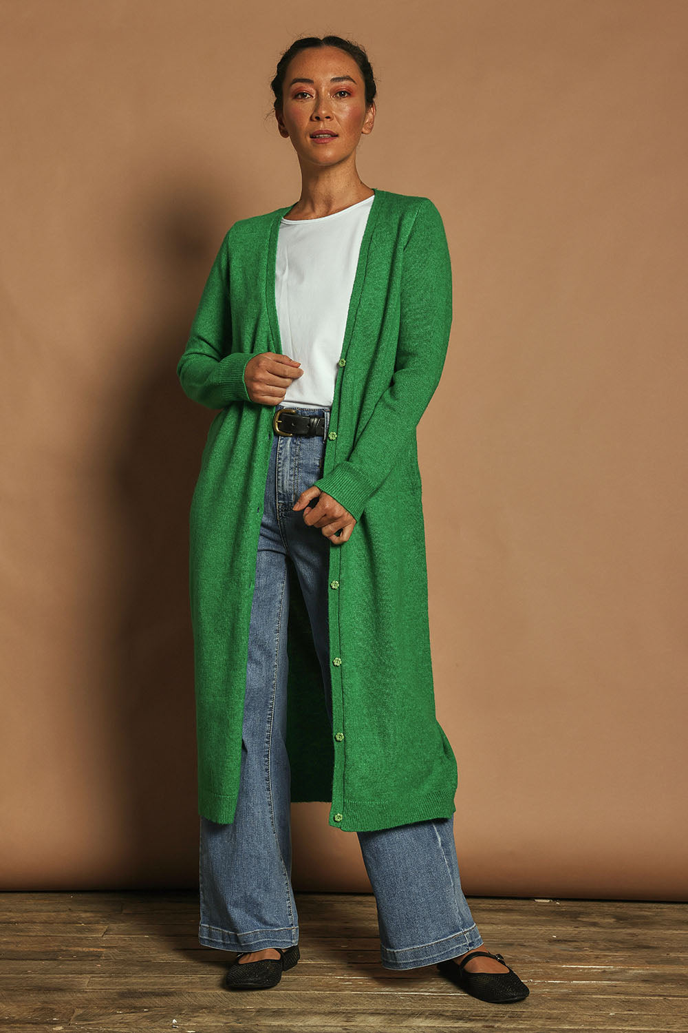 Model Katie wearing size S of the Long Textured Cardigan in colour Boldgreen (Green), from the front, showing the whole outfit