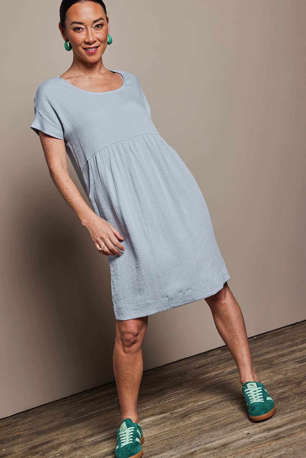 Model Katie wearing size 10 of the Viscose Linen Short Sleeve Dress in colour Dustyblue (Blue), from the front, showing the whole outfit