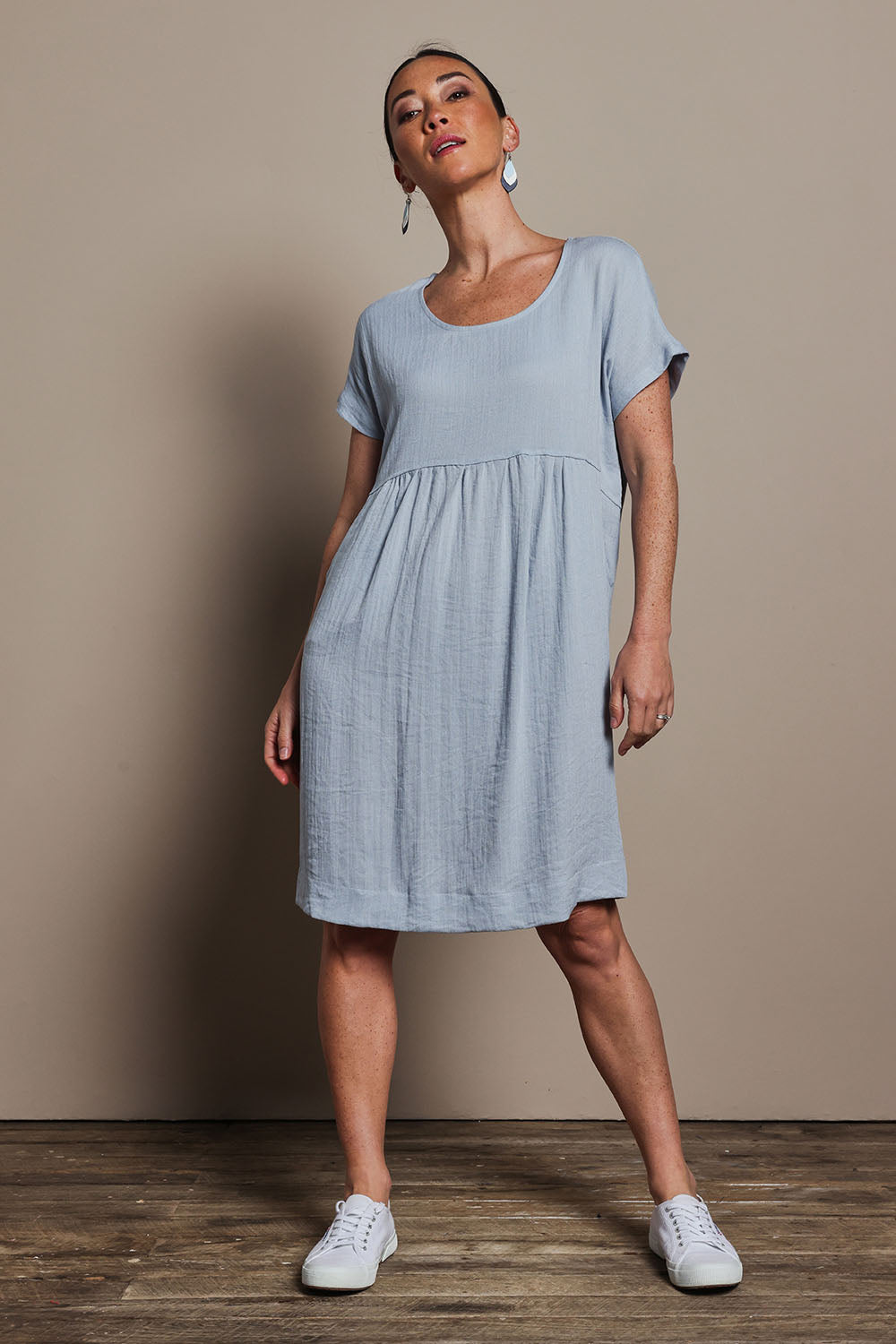 Model Katie wearing size 10 of the Viscose Linen Short Sleeve Dress in colour Dustyblue (Blue), from the front, showing the whole outfit