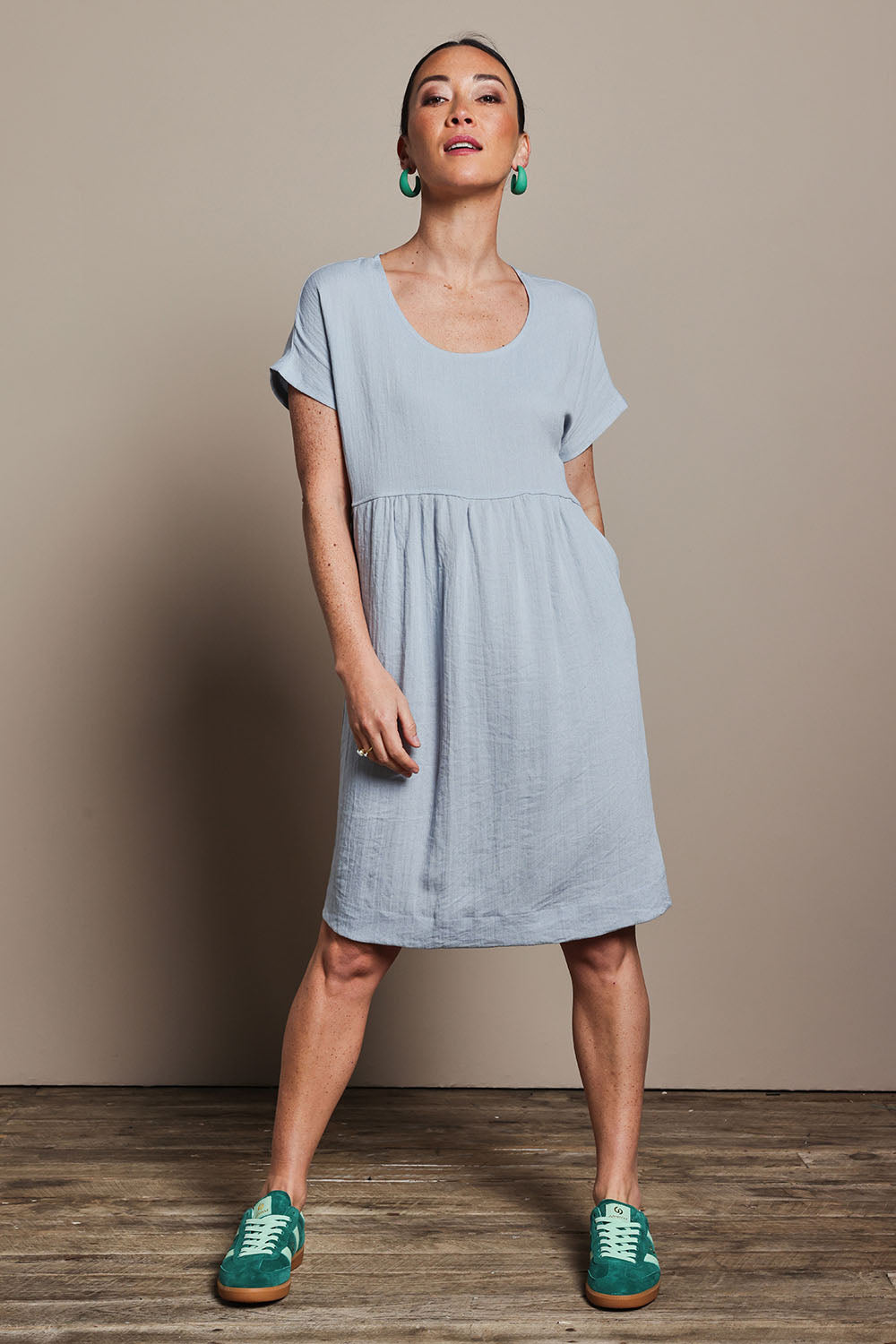 Model Katie wearing size 10 of the Viscose Linen Short Sleeve Dress in colour Dustyblue (Blue), from the front, showing the whole outfit