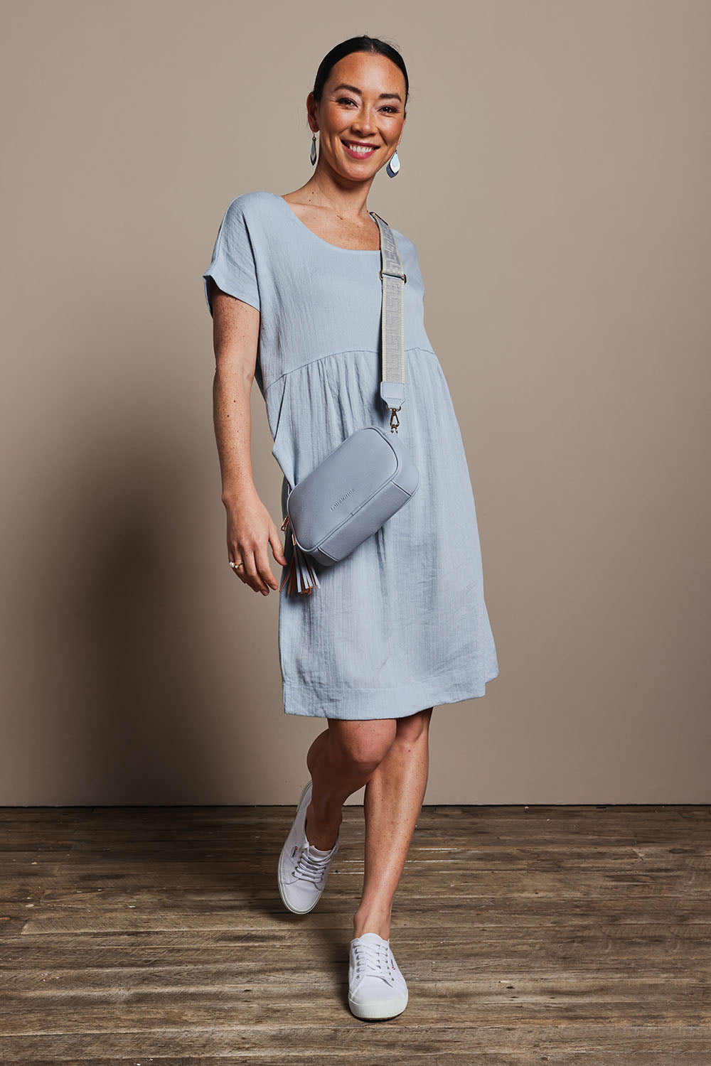 Model Katie wearing size 10 of the Viscose Linen Short Sleeve Dress in colour Dustyblue (Blue), from the front, showing the whole outfit
