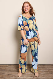Model Georgiel wearing size 10 of the Side Split Tunic Top – Amberflora in colour Amberflora, from the front