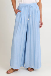 Model Madeline wearing size S of the Baja Pant in colour Safira (Blue), from the front, cropped image