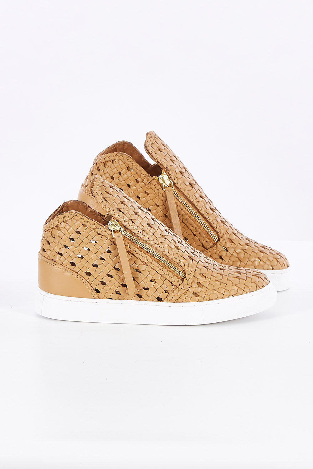 A model wearing size 37 of the Asher Sneaker in colour Natural, from the front, showing the whole outfit
