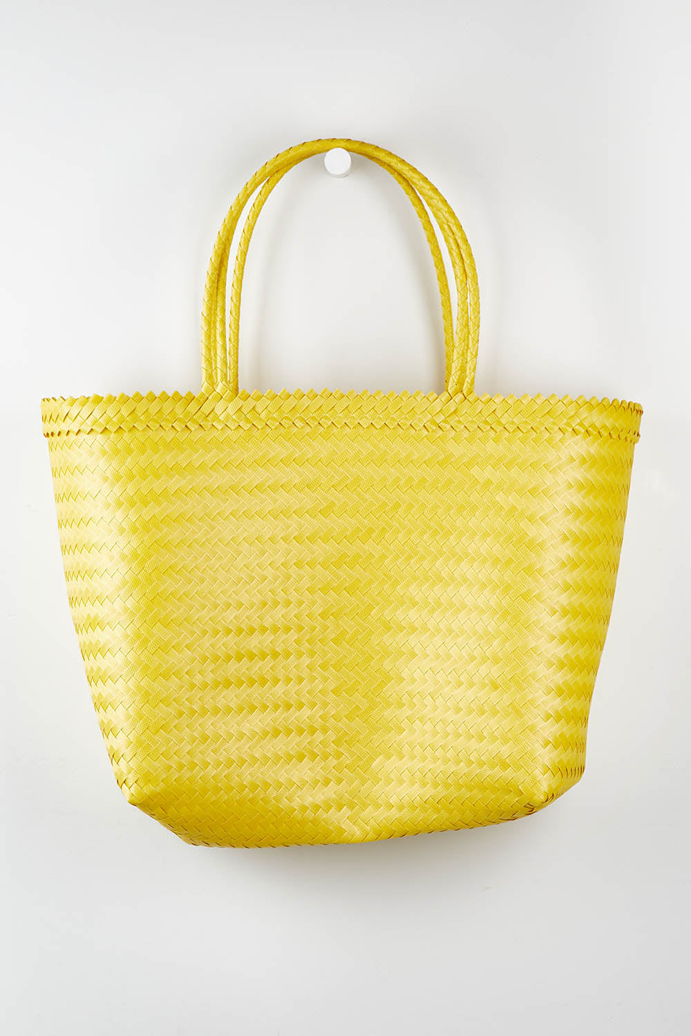 A model wearing size OneSize of the Scout XL Beach Bag in colour Yellow, from the front, showing the whole outfit