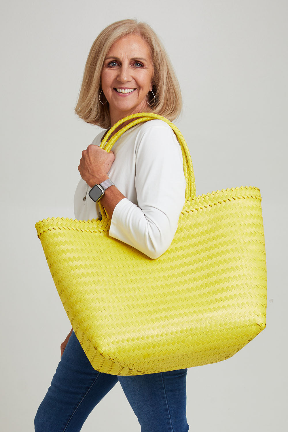 Model Sandy wearing size OneSize of the Scout XL Beach Bag in colour Yellow, from the front, showing the whole outfit