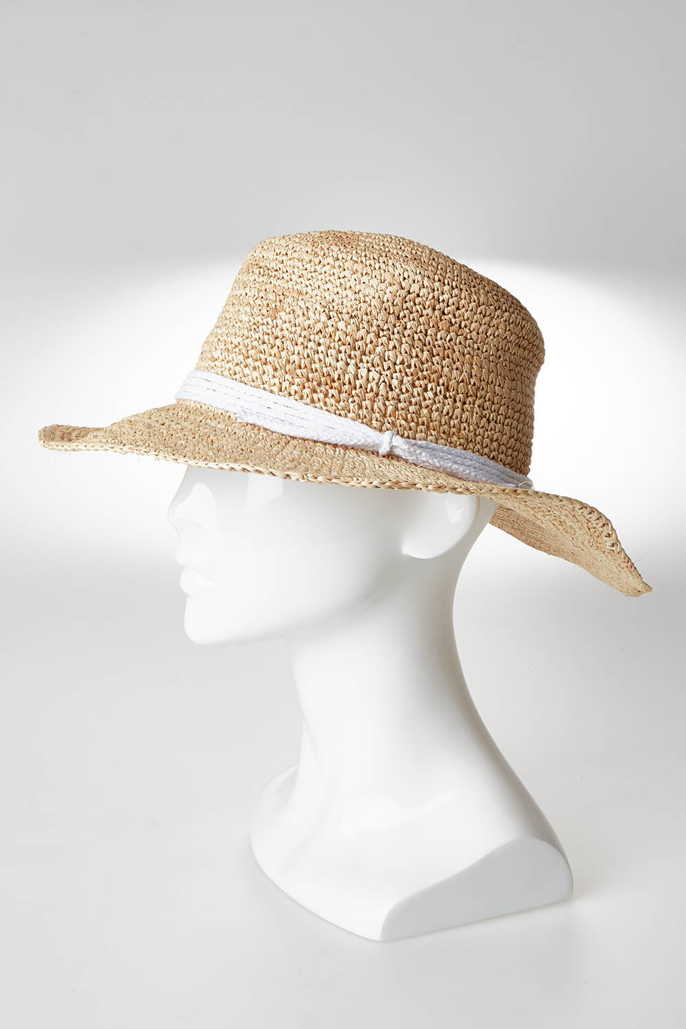 A model wearing size OneSize of the Mentana Hat in colour Natwhite (White), from the front, showing the whole outfit