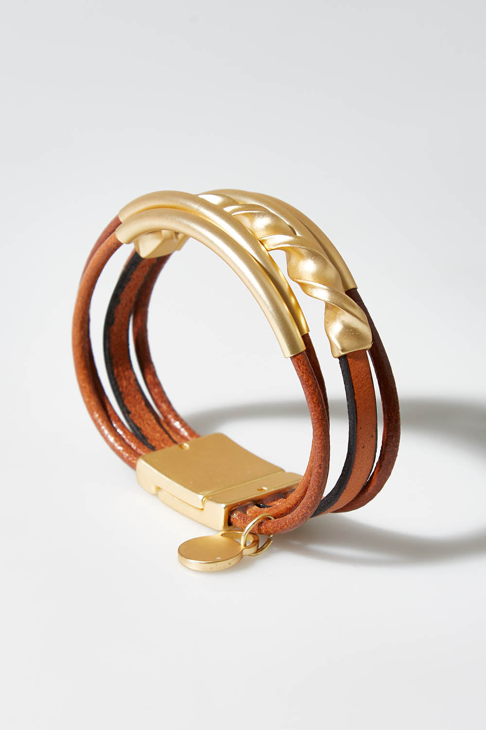 A model wearing size OneSize of the Kaur Bracelet in colour Tangold, from the front, showing the whole outfit