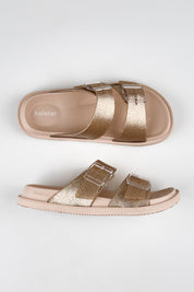 Model Genericm wearing size sample of the Soleshimmer Slide - Goldglitter in colour Goldglitter, in a cropped view