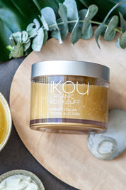 A model wearing the Italian Orange Jojoba Organic Body Buff in colour Jojoba (White), from the front, showing the whole outfit