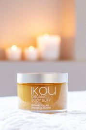 A model wearing the Italian Orange Jojoba Organic Body Buff in colour Jojoba (White), from the front, showing the whole outfit