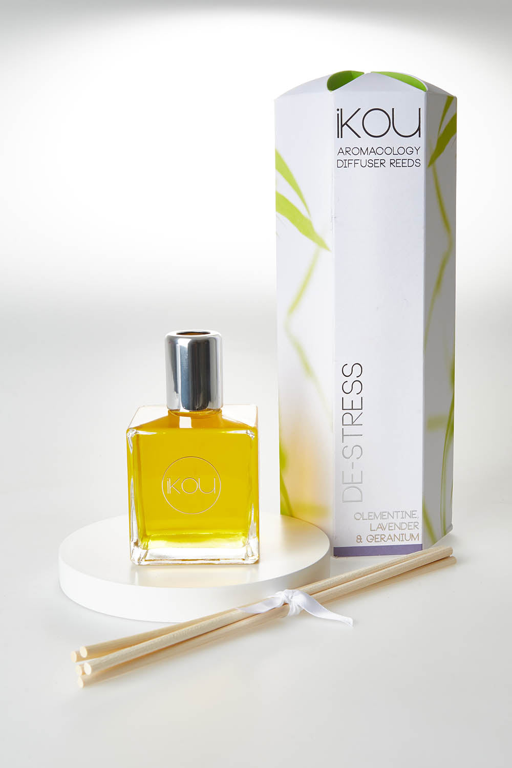 A model wearing size OneSize of the Aromatherapy Reed Diffuser Large in colour Destress (White), from the front, showing the whole outfit