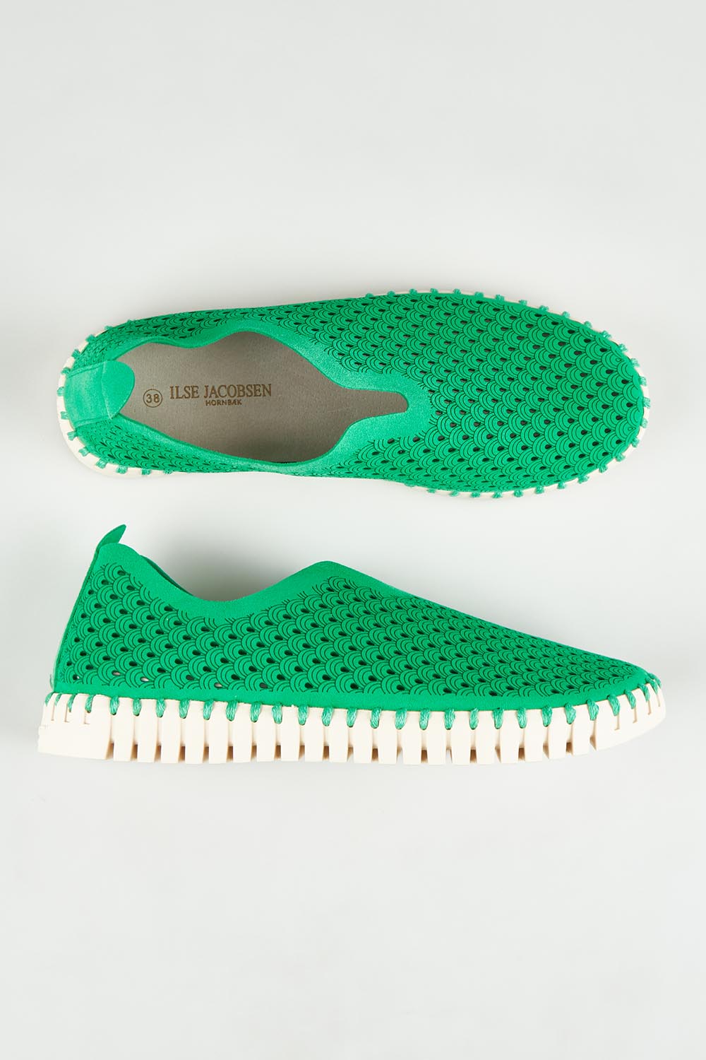 A model wearing size 36 of the Tulip Sneaker in colour Ferngreen (Green), from the front, showing the whole outfit