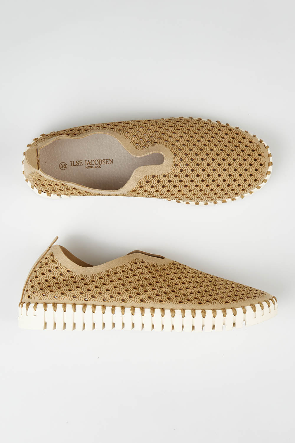 A model wearing size 36 of the Tulip Sneaker in colour Latte, from the front, showing the whole outfit