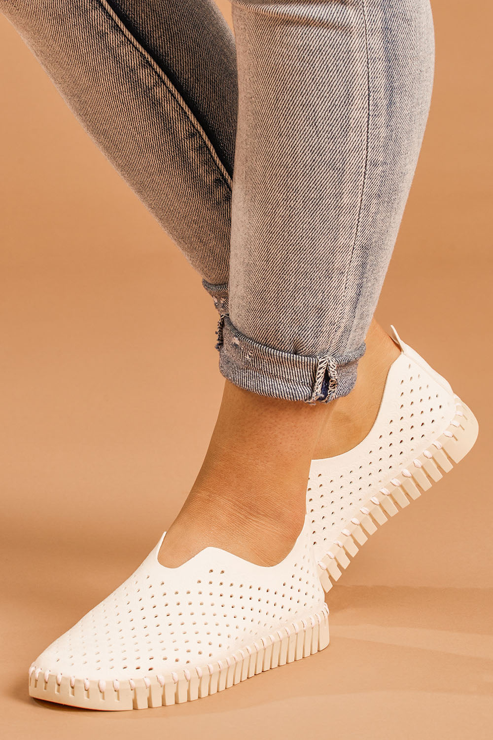 A model wearing size 38 of the Tulip Sneaker in colour White (White), from the front, cropped image