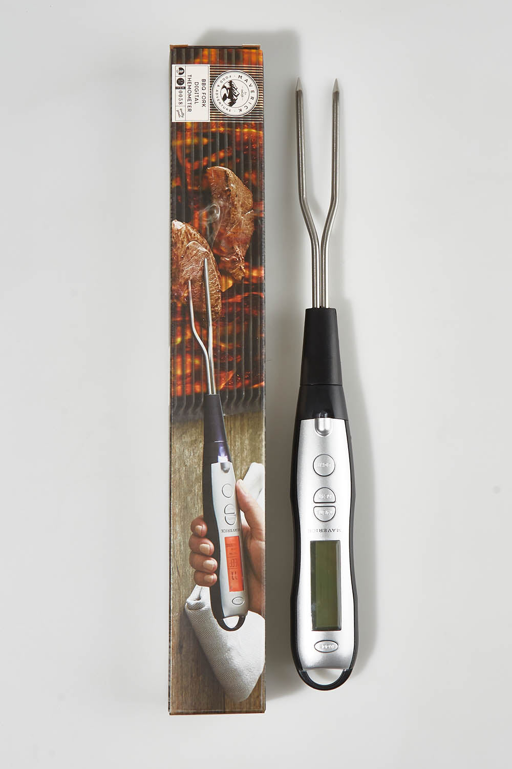 A model wearing size OneSize of the BBQ Digital Meat Fork Thermometer in colour Black (Black), from the front, showing the whole outfit