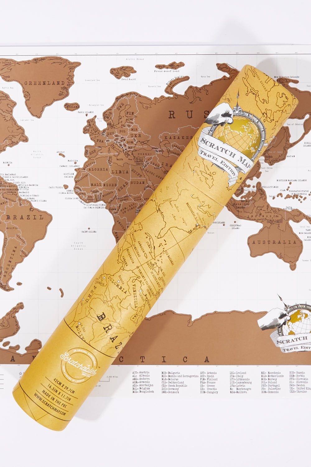 A model wearing the Luckies Scratch Map Travel Edition in colour Gold (Metallics), from the front, showing the whole outfit