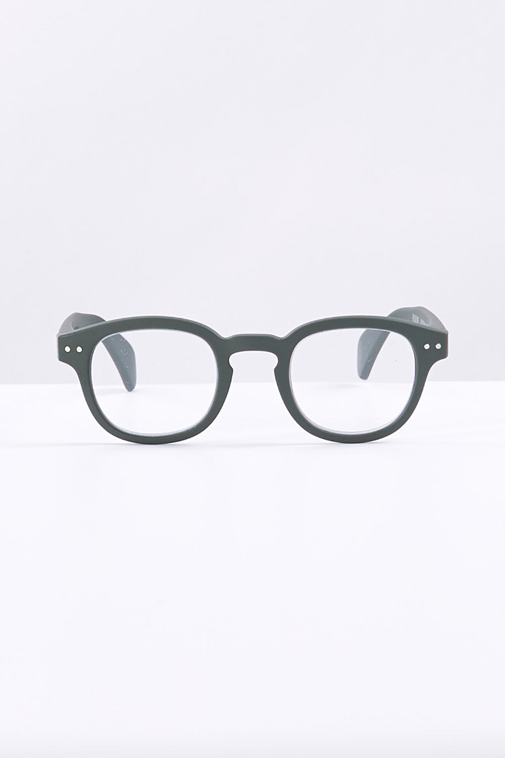 A model wearing size 1 of the Square Reading Glasses in colour Khakigreen (Green), from the front, showing the whole outfit