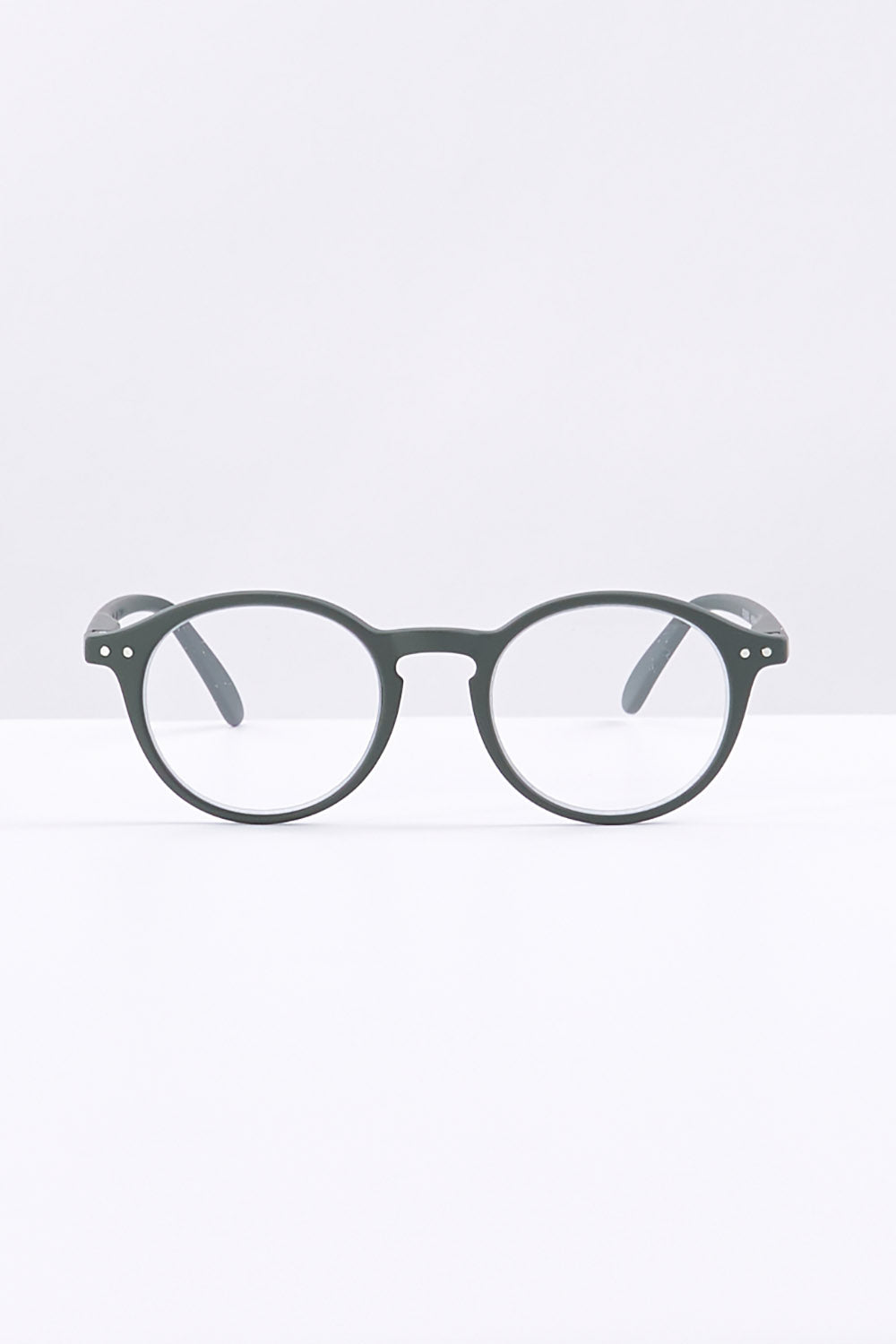 A model wearing size 1 of the D Round Reading Glasses in colour Khakigreen (Green), from the front, showing the whole outfit