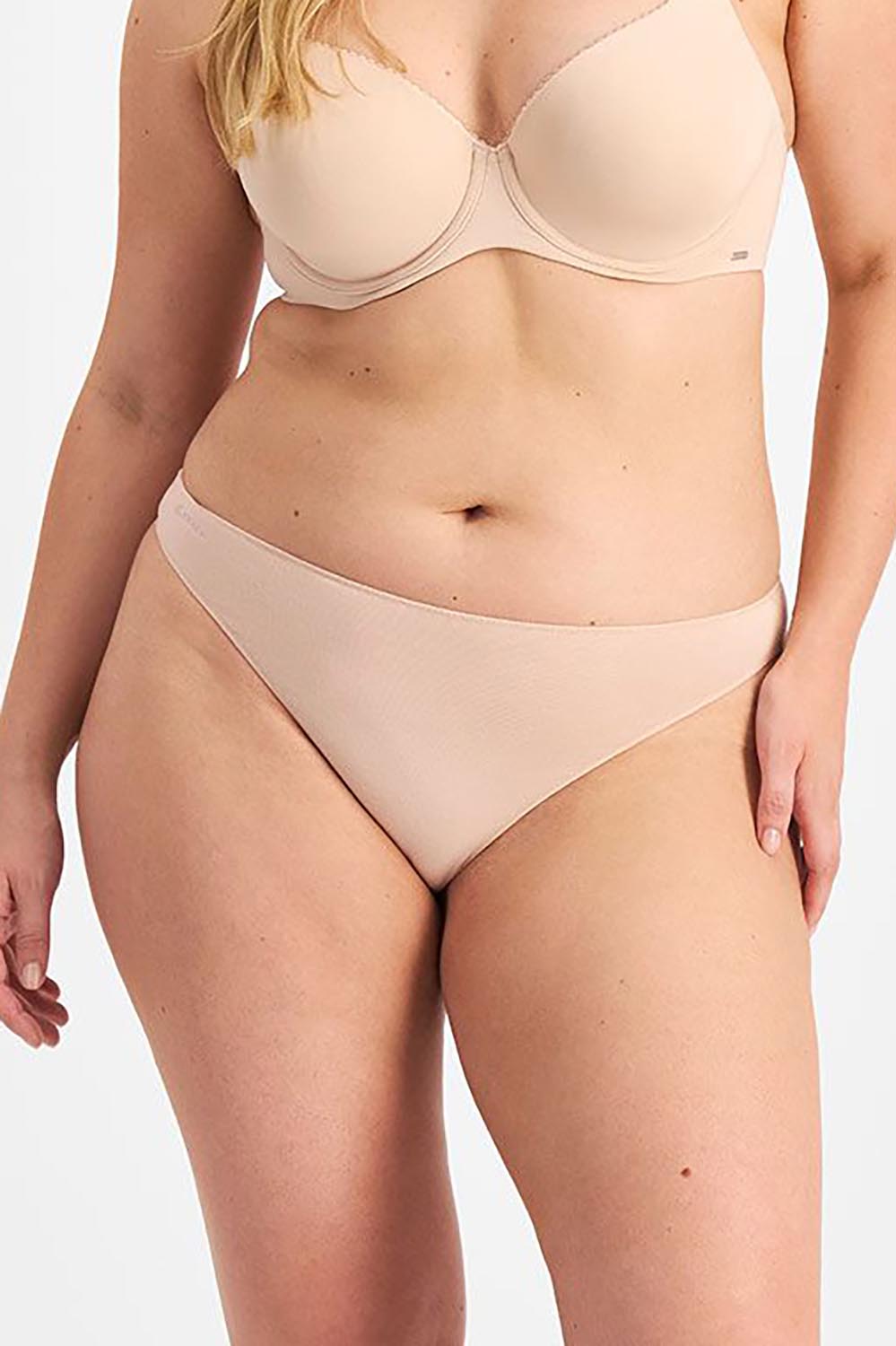 A model wearing the Bamboo Natural NPLP Gin colourString - Dusk, from the front, cropped image
