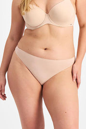 A model wearing the Bamboo Natural NPLP Gin colourString - Dusk, from the front, cropped image