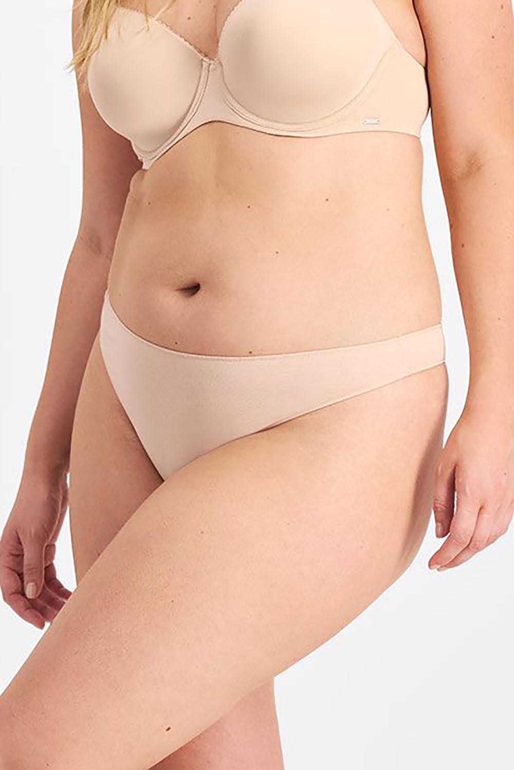 A model wearing the Bamboo Natural NPLP Gin colourString - Dusk, from the front, cropped image
