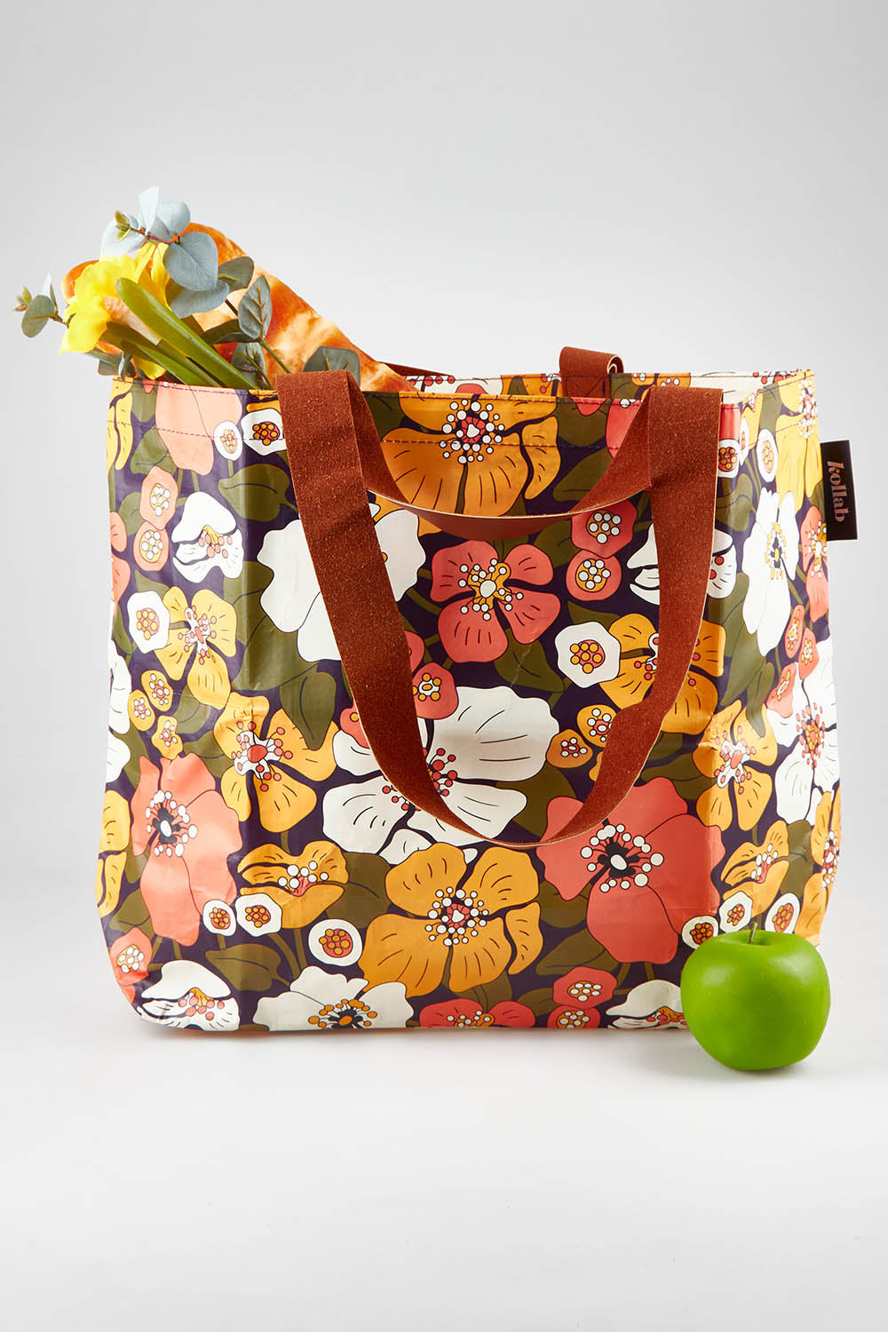 A model wearing the Shopper Tote Bag in colour Petuniapet, from the front, showing the whole outfit