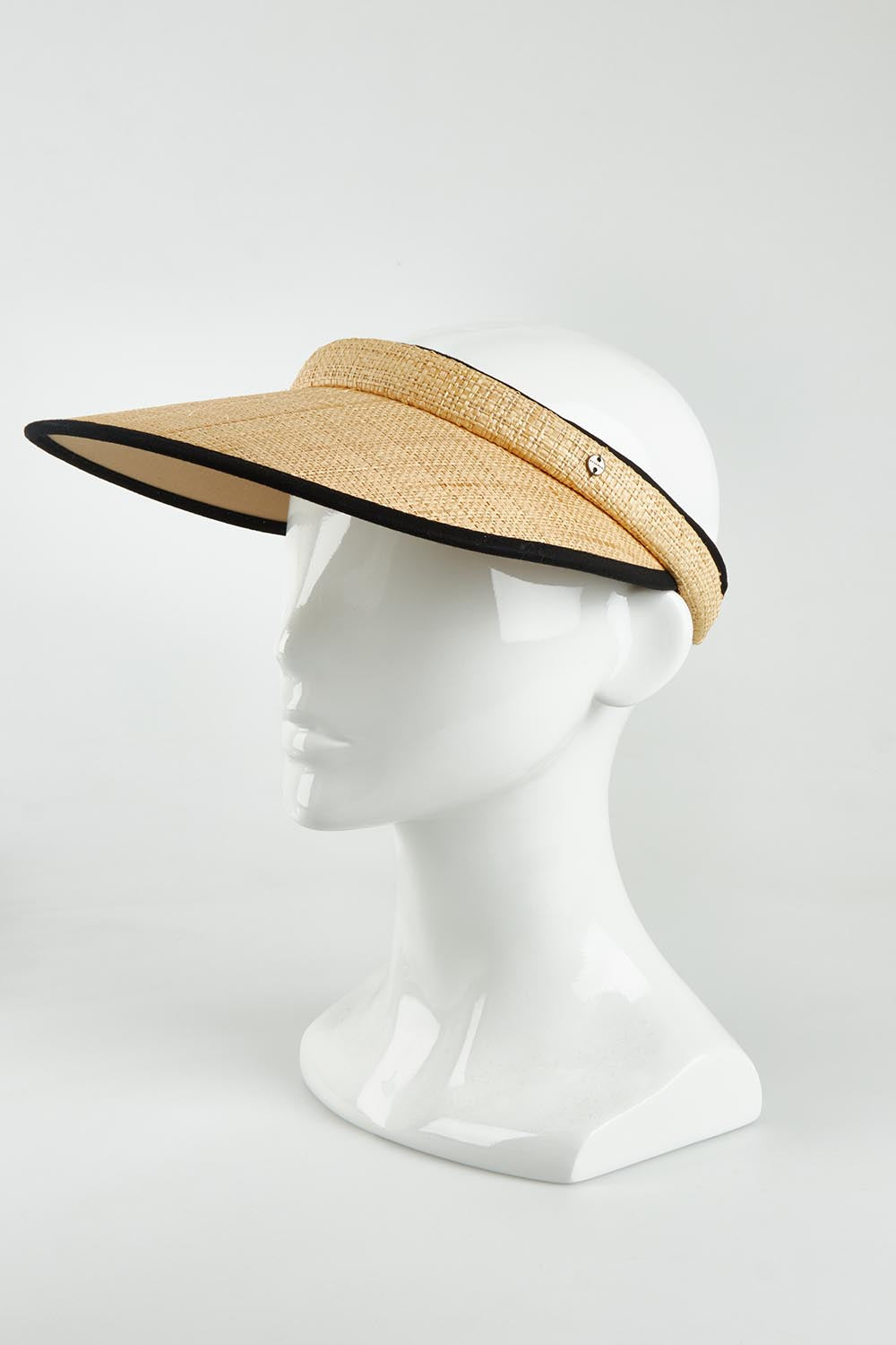 A model wearing the Sandy Visor in colour Naturalblk, from the front, showing the whole outfit