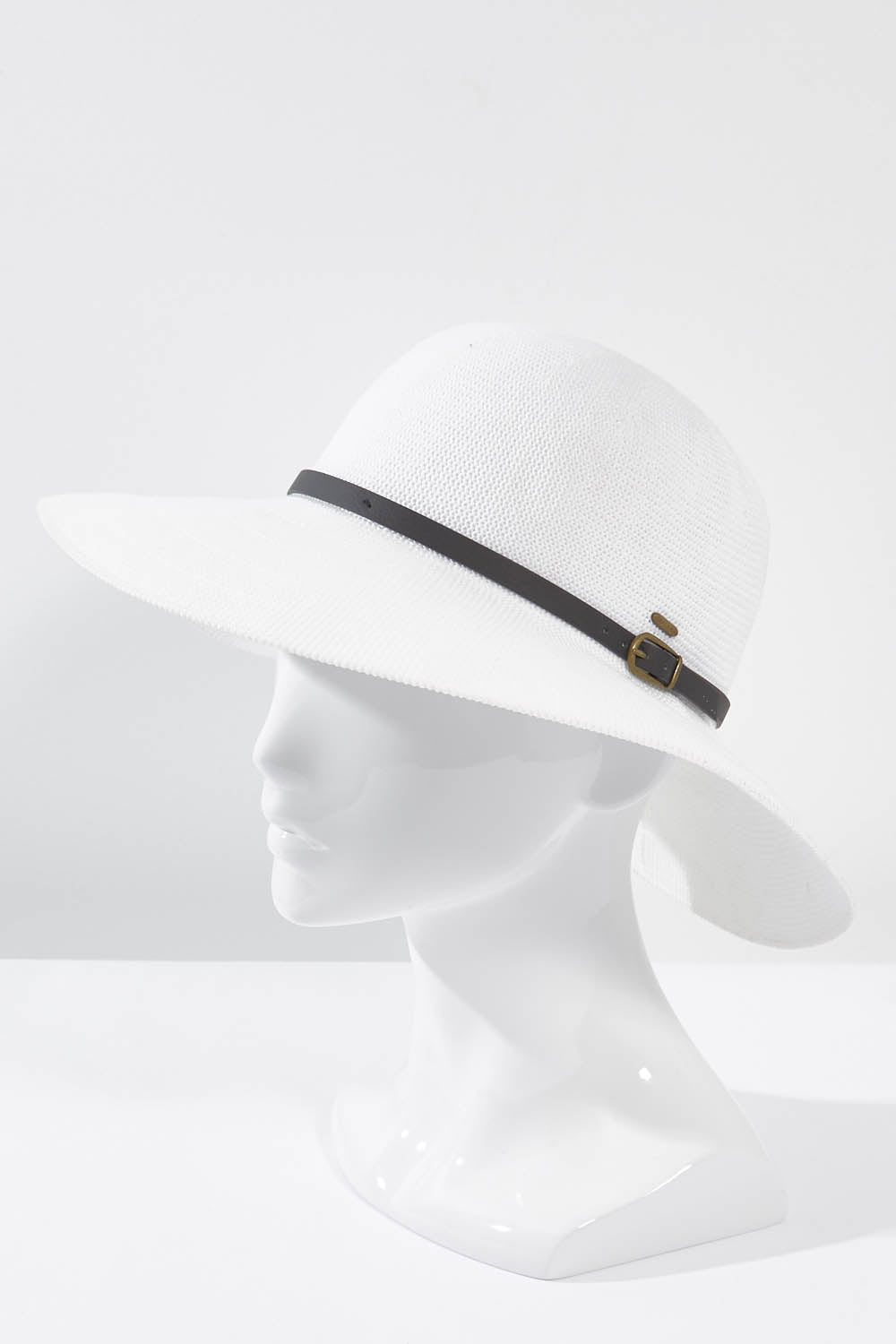 A model wearing size OneSize of the Leslie Wide Brim Hat in colour OffWhite (White), from the front, showing the whole outfit