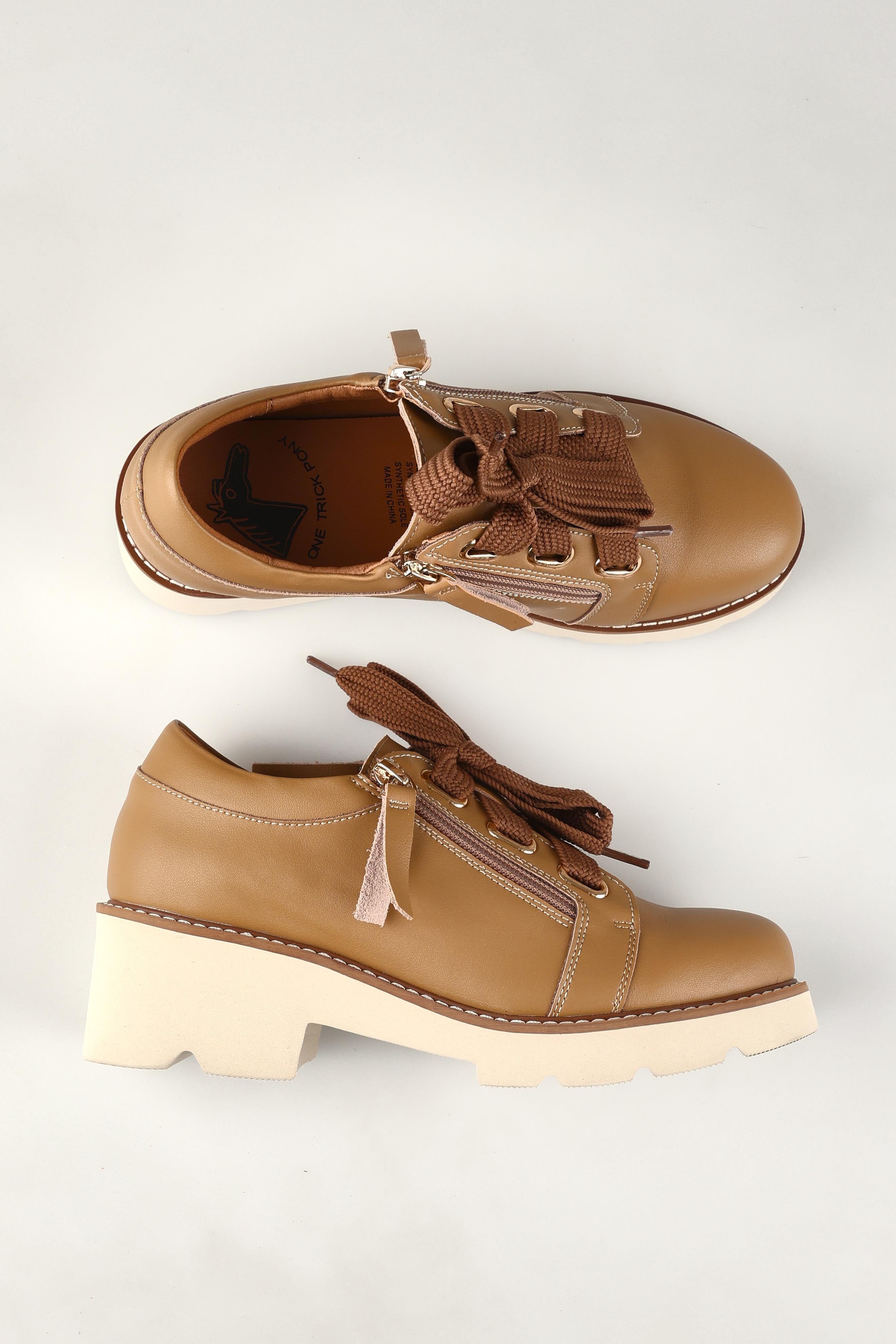 A model wearing size 37 of the Newton Leather Lace Up in colour L - Camel, from the front, showing the whole outfit