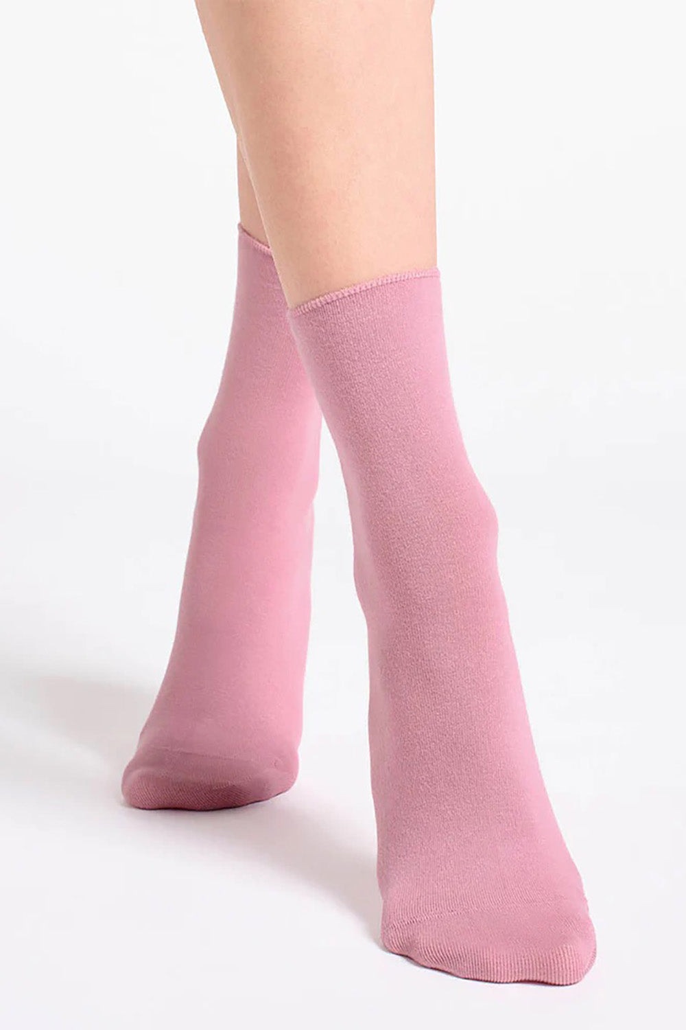 A model wearing the Comfort Top Sock in colour Rosewood (Pink), from the front, cropped image
