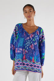 Model Genericm wearing size sample of the Yasmin Top – Ocean in colour Ocean, in a cropped view
