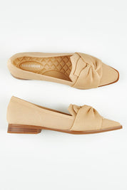 A model wearing size 37 of the Syretia Fly Knit Washable Flat in colour Caramel, from the front, showing the whole outfit