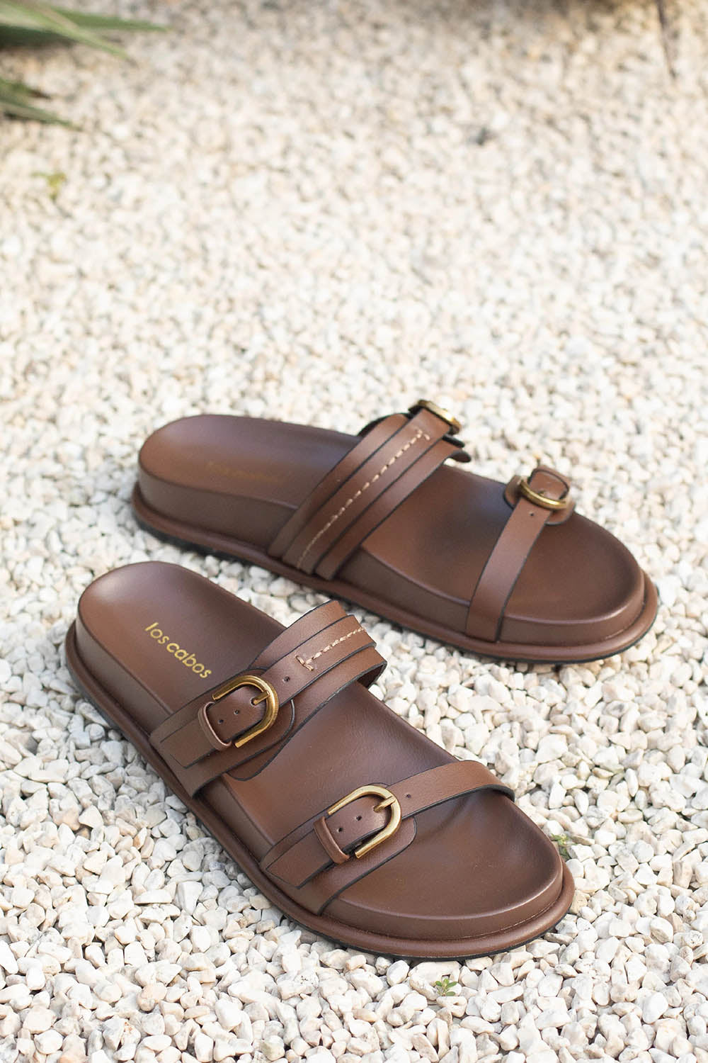 Product shot of the Valise Slide - Chestnut in colour Chestnut, from the front
