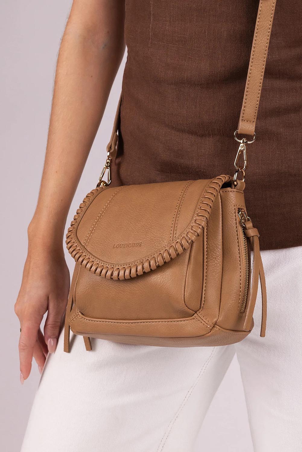 A model wearing the Shania Crossbody Bag in colour Camel, from the front, cropped image