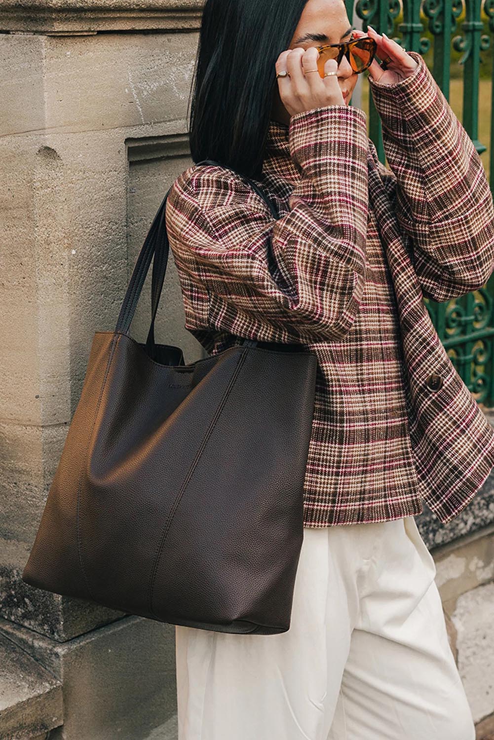 Product shot of the Colby Tote Bag - Chocolate in colour Chocolate, from the back