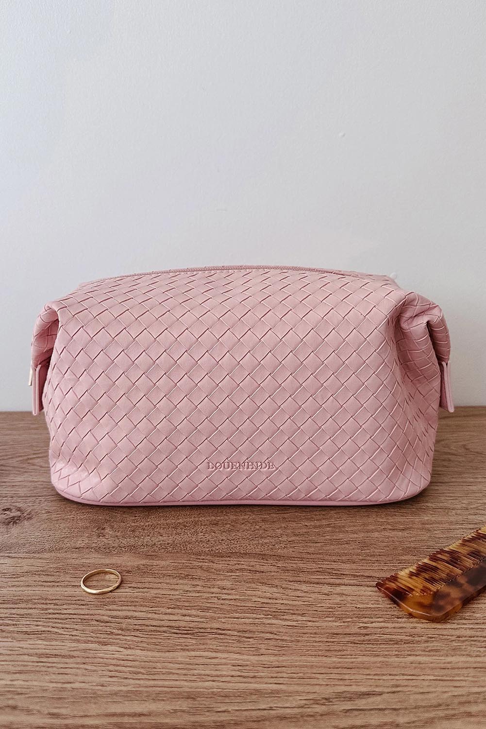A model wearing the Lucinda Woven Toiletries Bag in colour Duskypink (Pink), from the front, showing the whole outfit