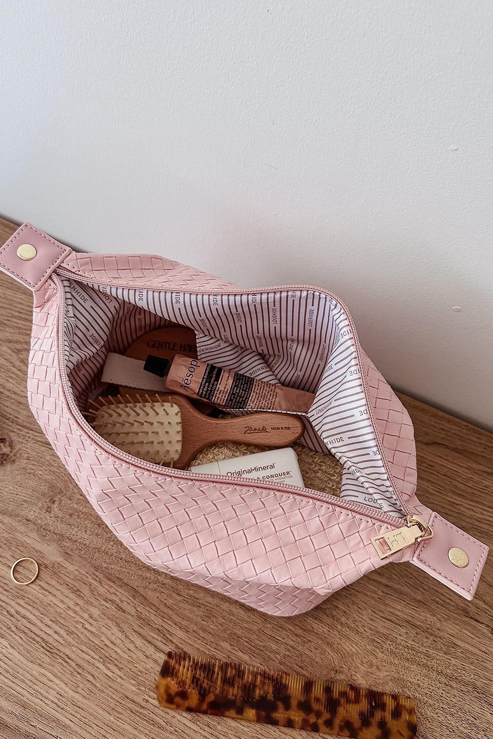 A model wearing the Lucinda Woven Toiletries Bag in colour Duskypink (Pink), from the front, showing the whole outfit
