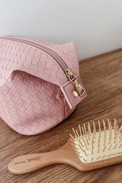 A model wearing the Lucinda Woven Toiletries Bag in colour Duskypink (Pink), from the front, showing the whole outfit