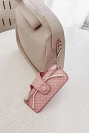 A model wearing the Woven Skittle Glasses Case in colour Duskypink (Pink), from the front, showing the whole outfit