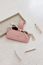A model wearing the Woven Skittle Glasses Case in colour Duskypink (Pink), from the front, showing the whole outfit