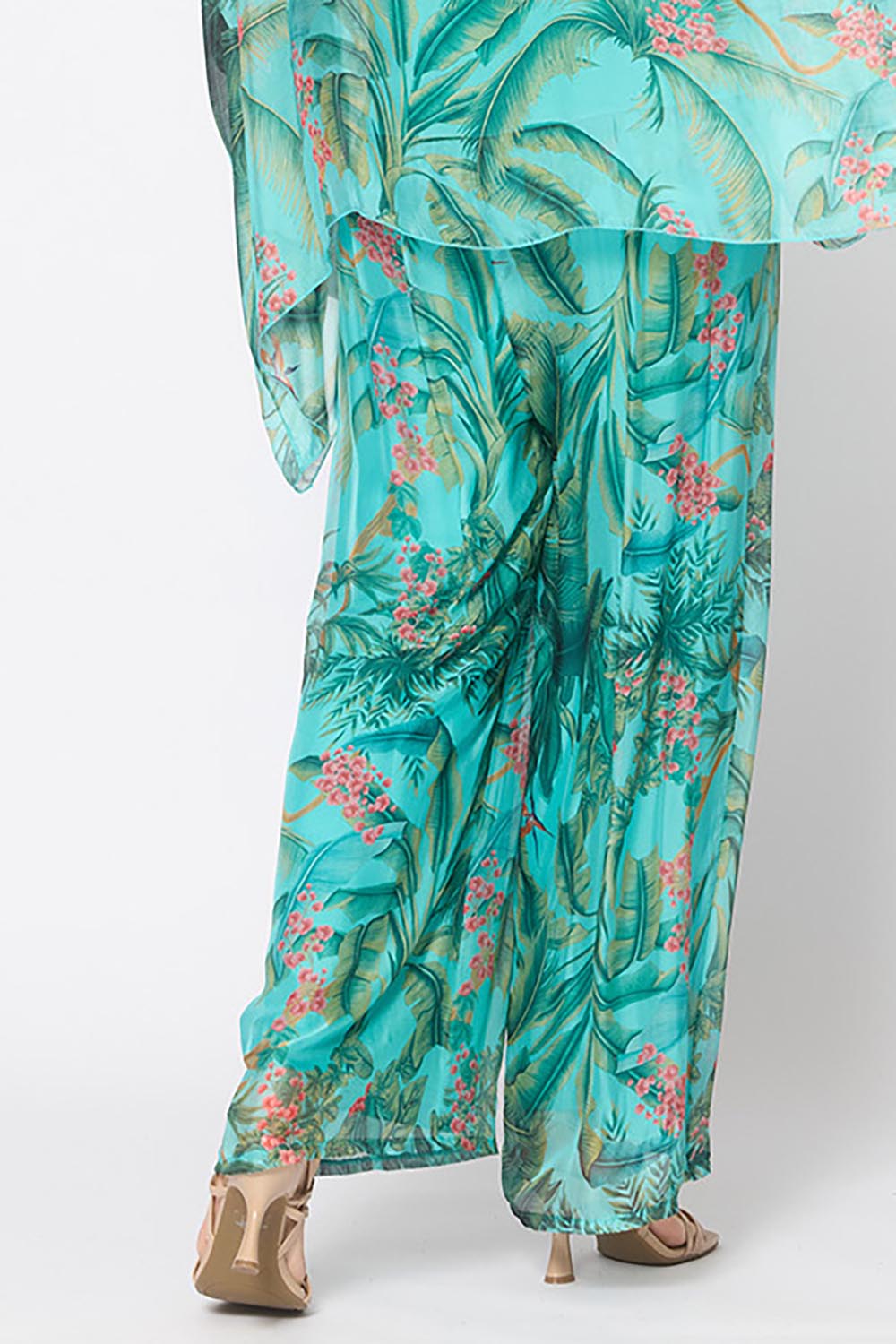 Model Genericm wearing size sample of the Silk Blend Printed Pant - Acquagarden in colour Acquagarden, from an angle