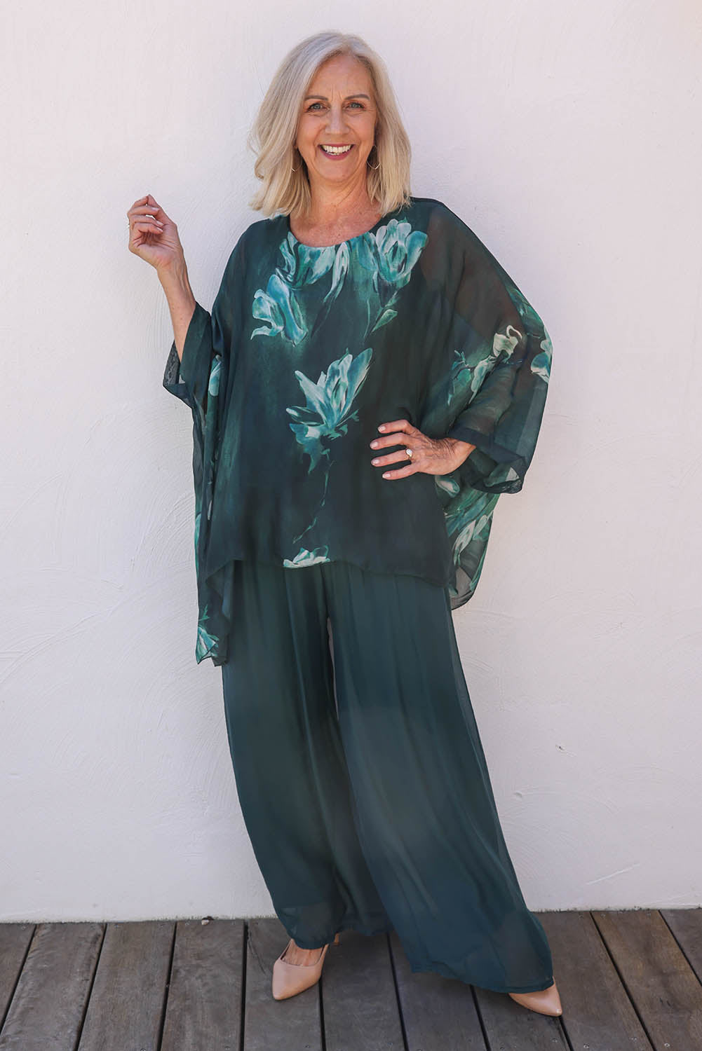 Model Sandy wearing the Silk Blend Printed Kaftan Top in colour Darkgreen (Green), from the front, showing the whole outfit