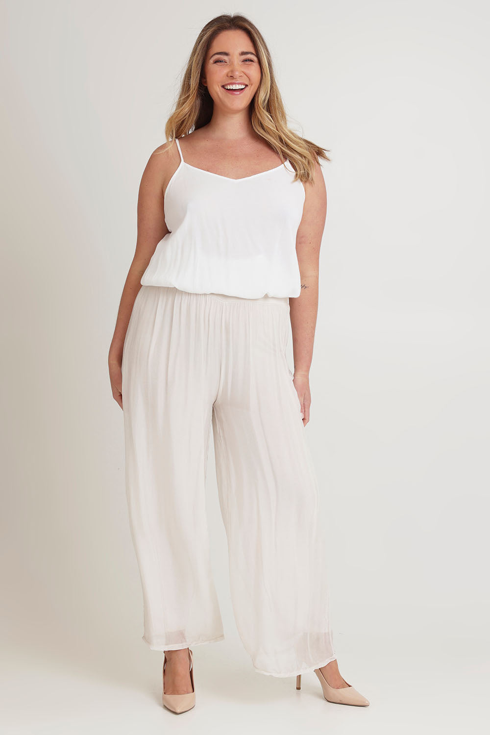 Model Chanel wearing the Silk Pant in colour Ivory, from the front, showing the whole outfit