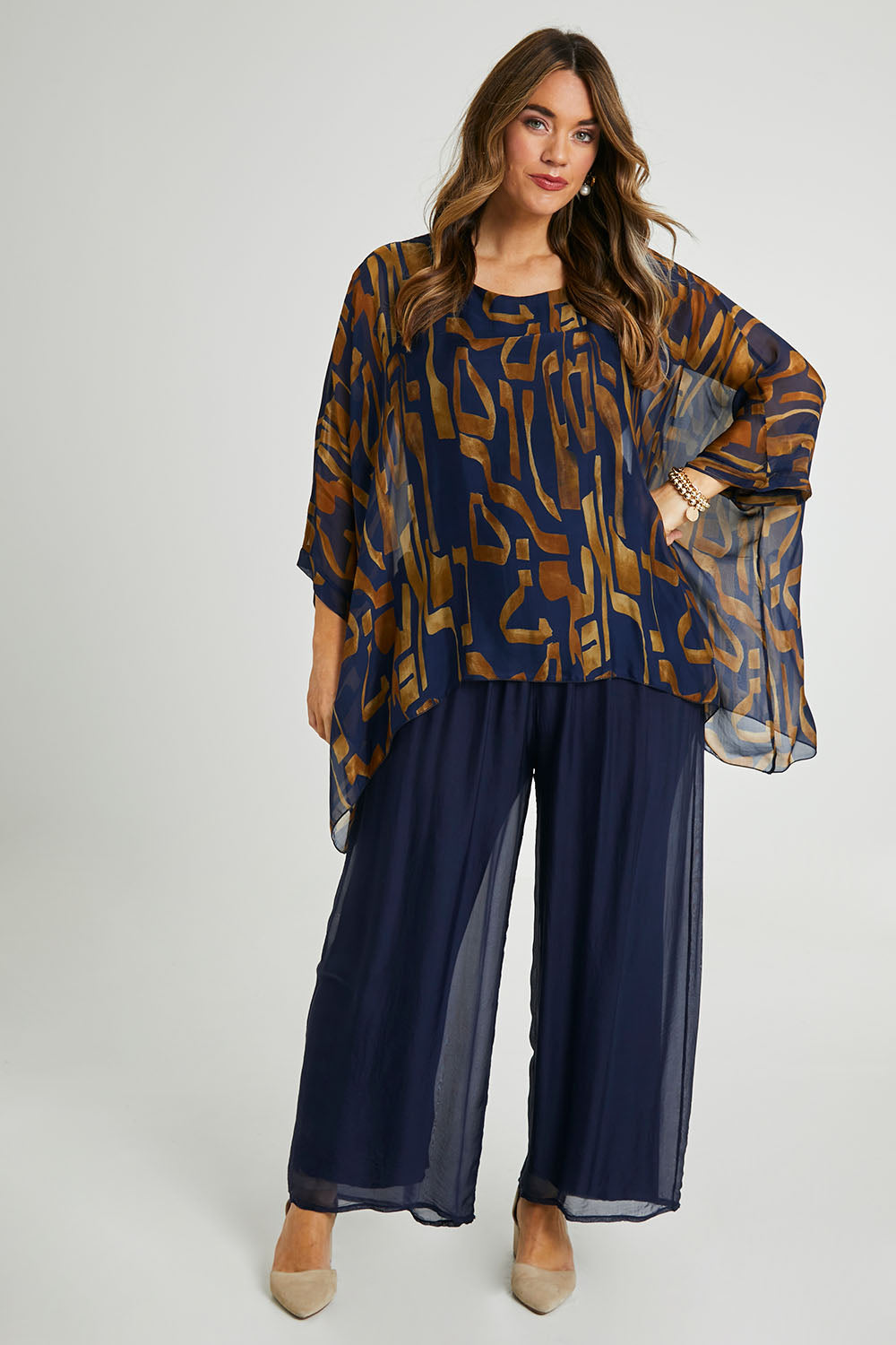 Model Laura wearing the Silk Pant in colour Navy (Blue), from the front, showing the whole outfit