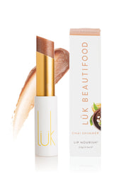 A model wearing the Chai Shimmer Lip Nourish in colour Chai, from the front, showing the whole outfit