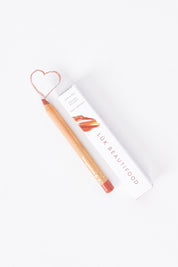 A model wearing size OneSize of the Lipstick Crayon Replenishment in colour Caramelkis (Pink), from the front, showing the whole outfit