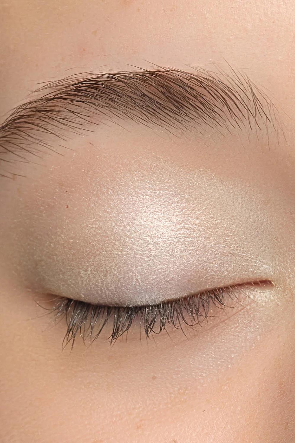 Product shot of the Luminous Eye Crayon - Pearl in colour Pearl, showing detail